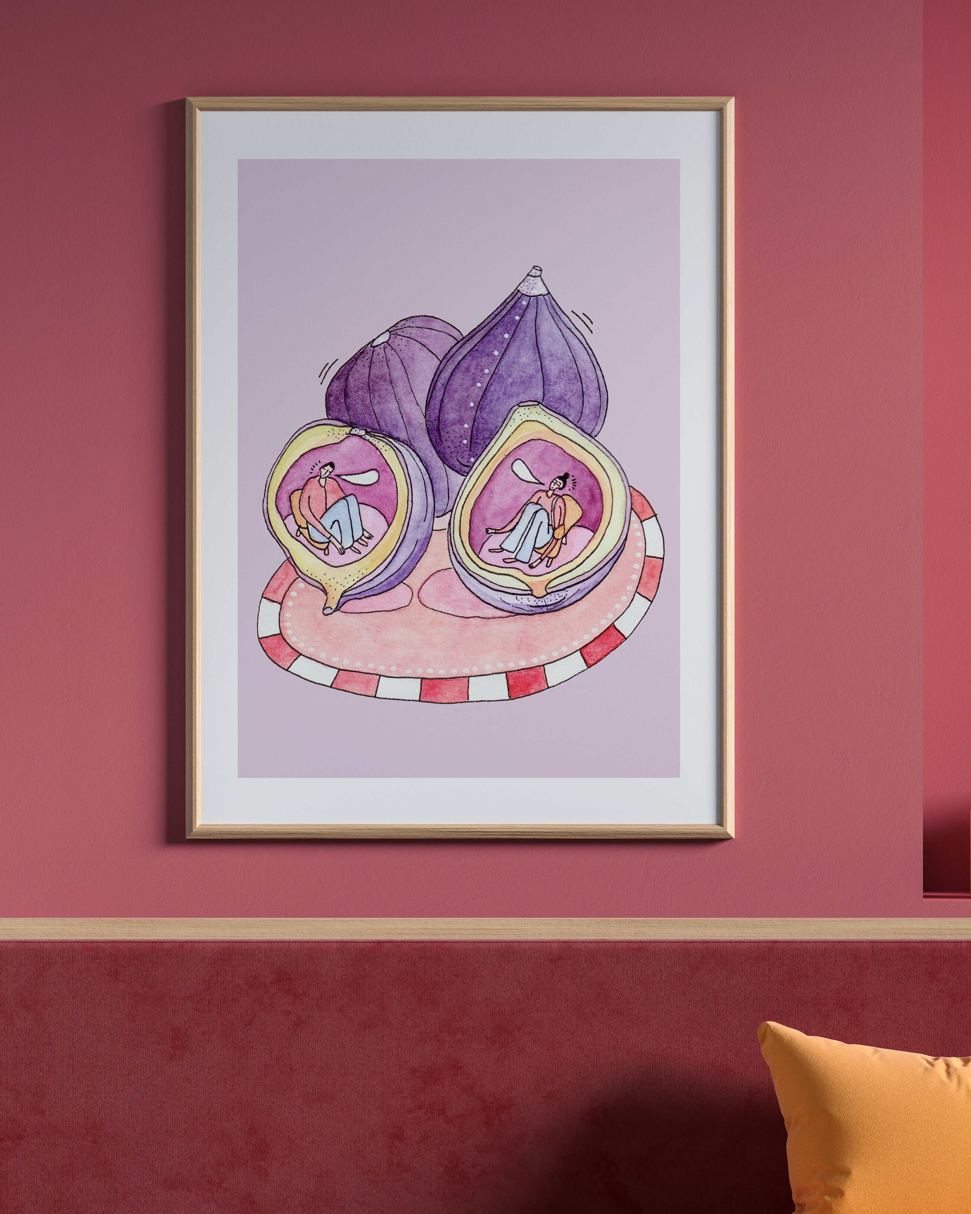 FRIENDS IN FIGS kunstplakat i messingfarvet ramme på mørk rosa væg over veloursofa