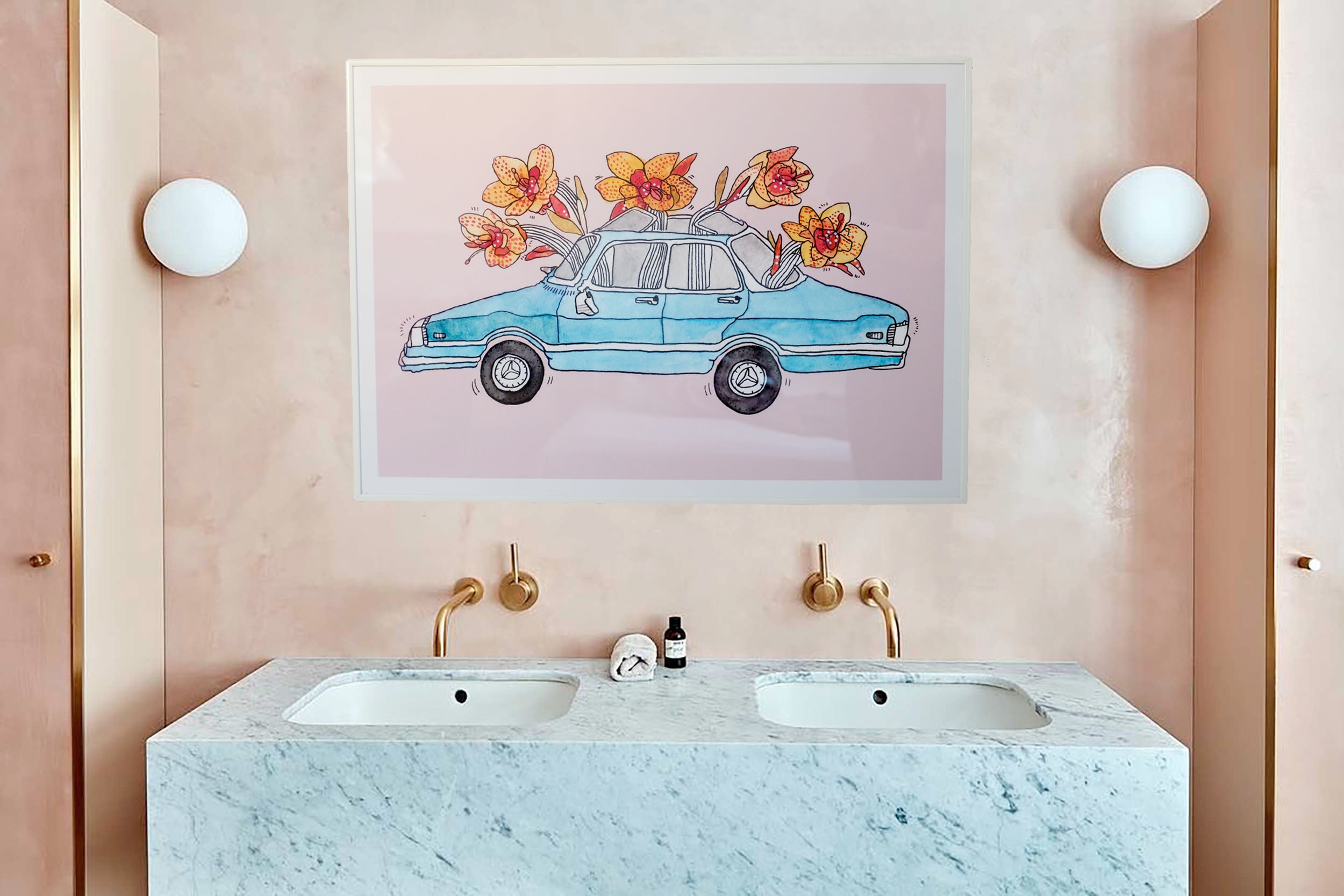 BLOOMING CAR kunstplakat i hvid ramme over dobbelt håndvask med messingarmaturer