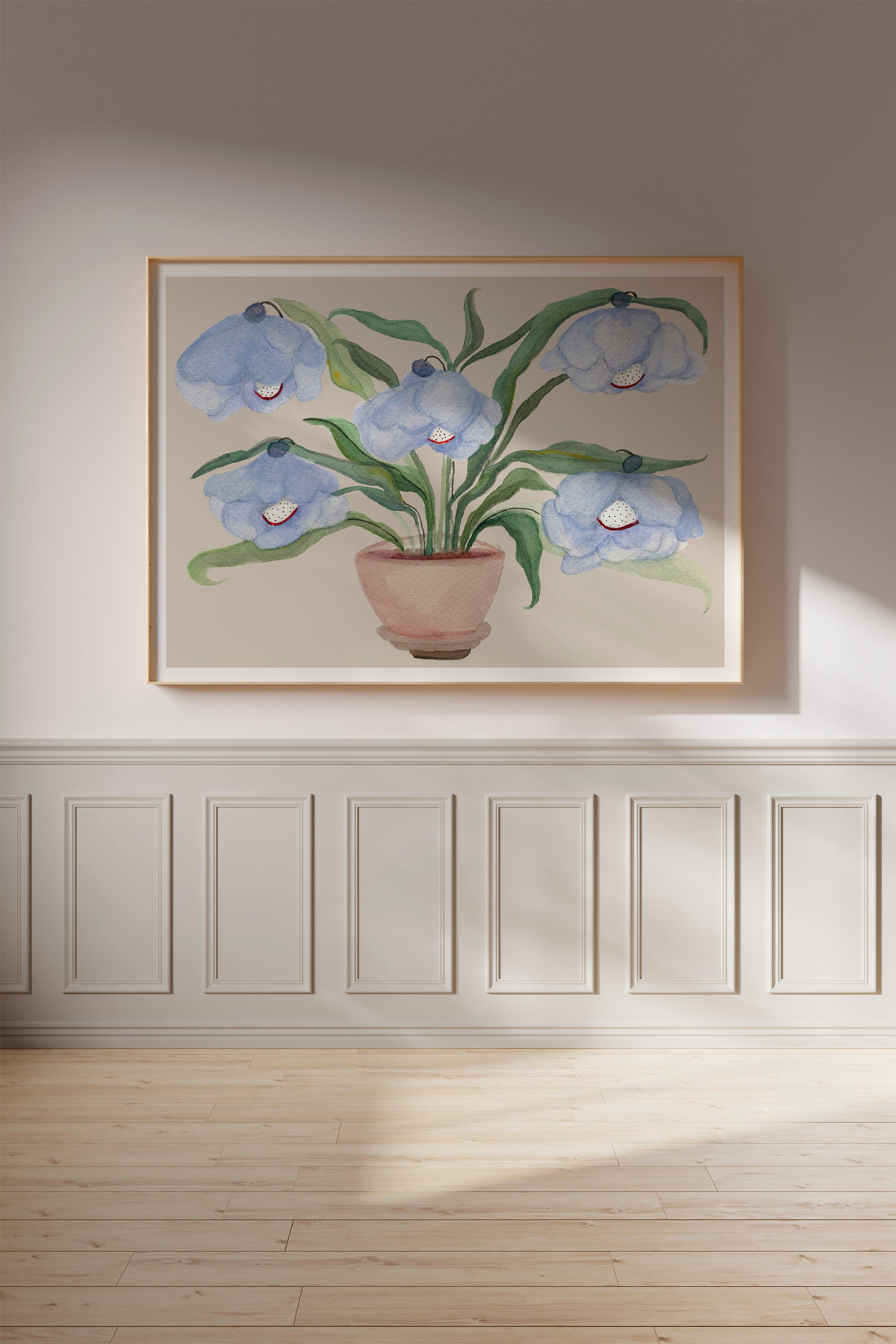 DESERT BLUEBELLS kunstplakat i lys træramme på lys panelvæg med trægulv