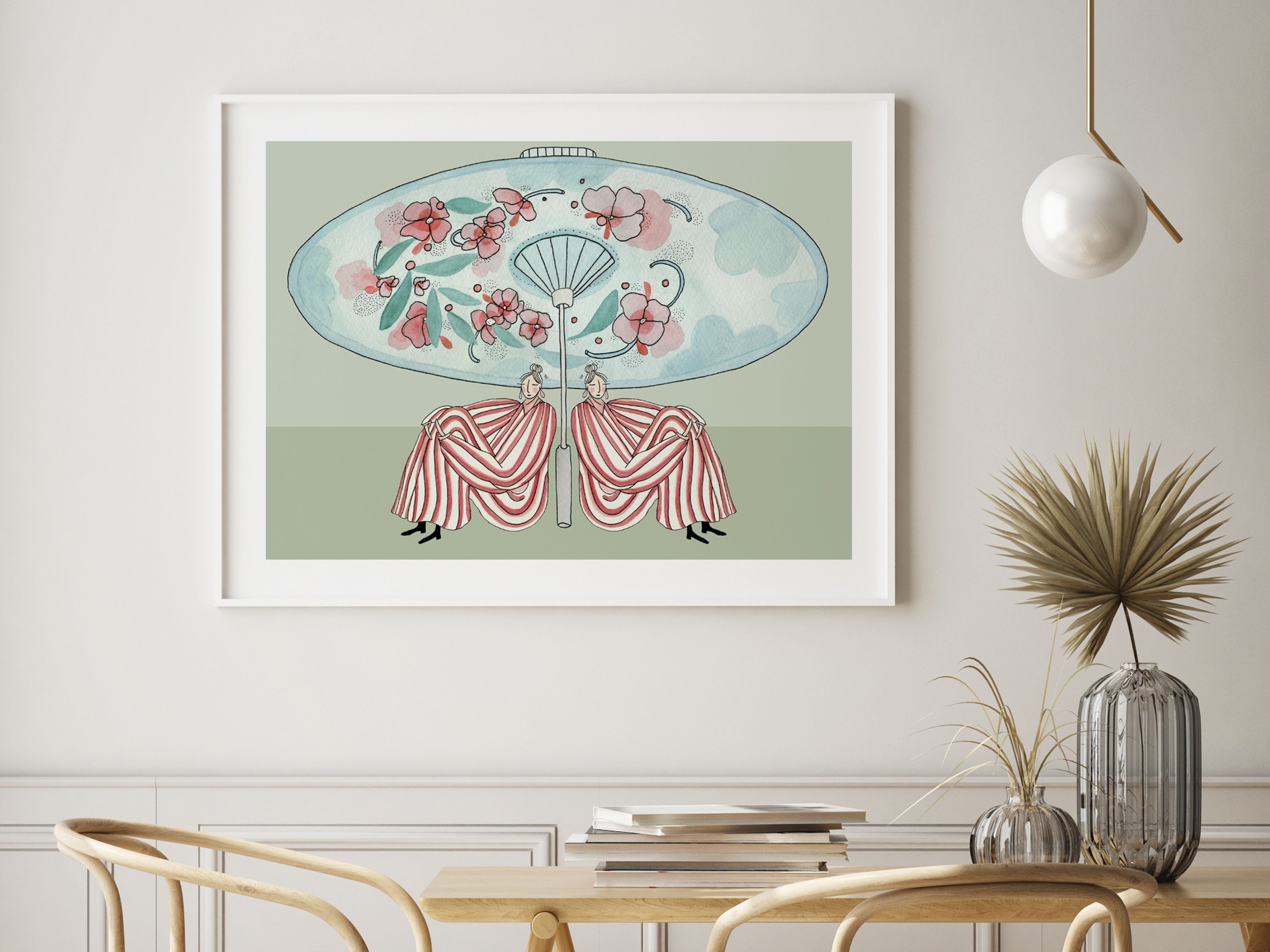 GARDEN GODDESS kunstplakat i hvid ramme over spisebord med glasvaser og pendellampe