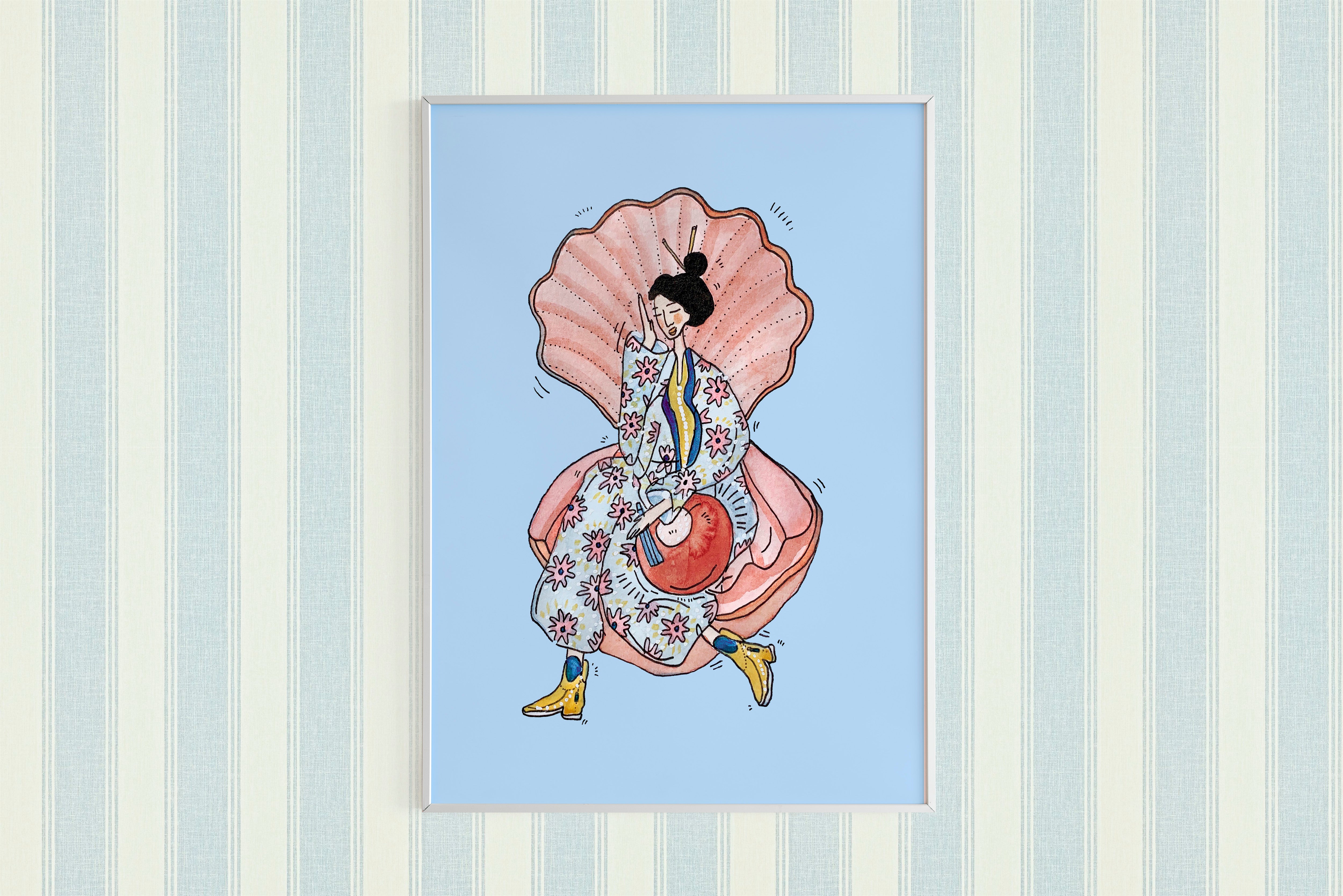 GEISHA OGI kunstplakat i sølvfarvet ramme på blå- og hvidstribet væg