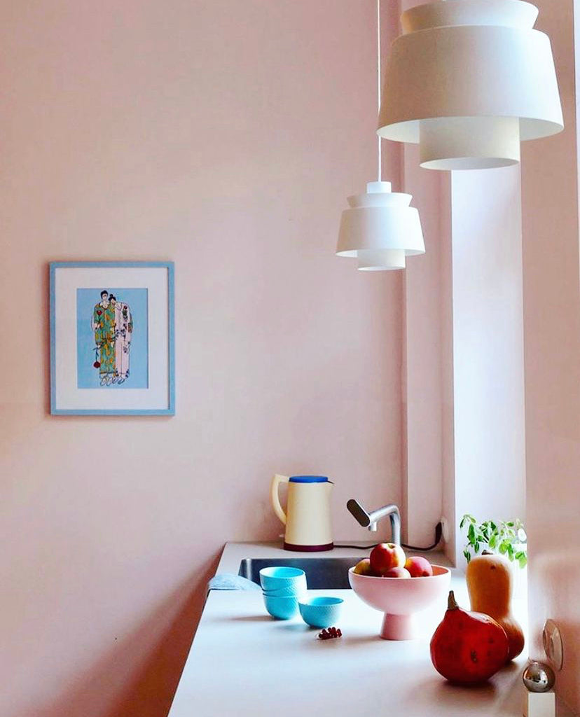 BFF IN PYJAMAS kunstplakat i blå ramme på rosa køkkenvæg ved hvide pendler