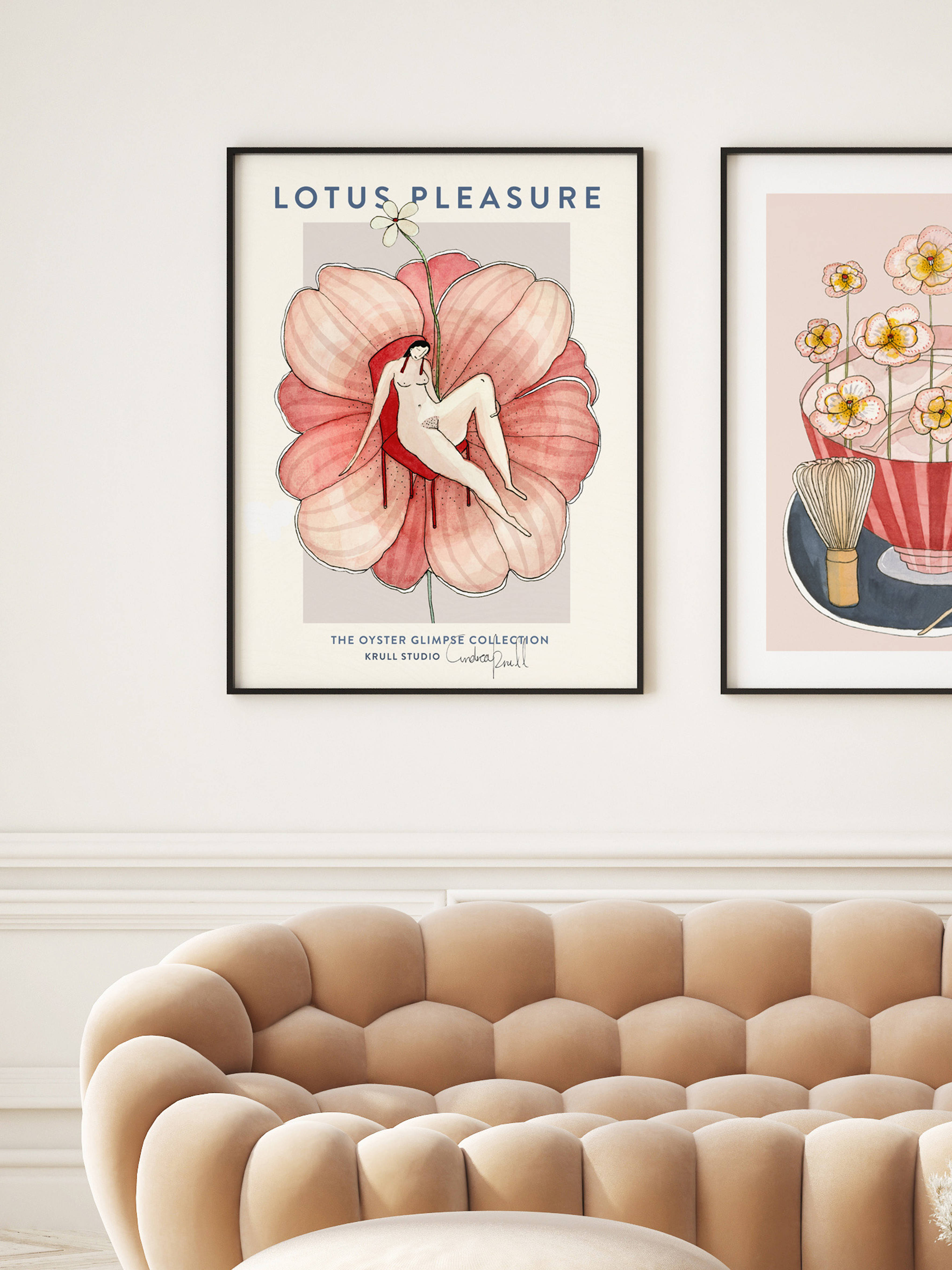 LOTUS PLEASURE kunstplakat i sort ramme over beige sofa ved botanisk kunstværk
