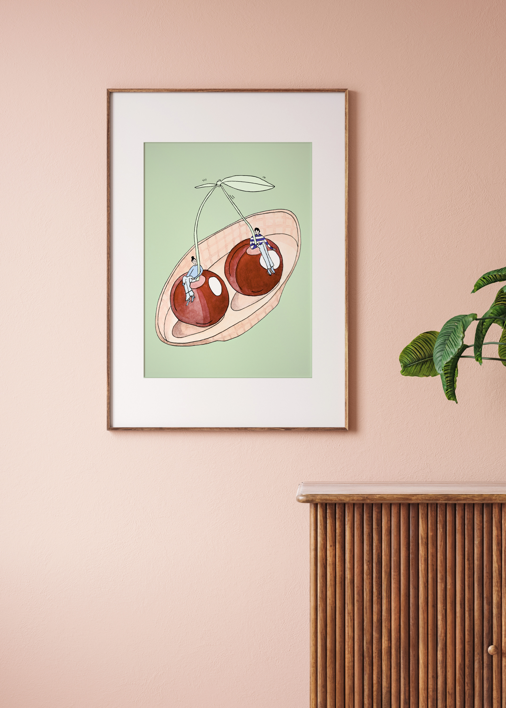 MON CHERIE kunstplakat i naturtræsramme på lys rosa væg ved træskab og grøn plante