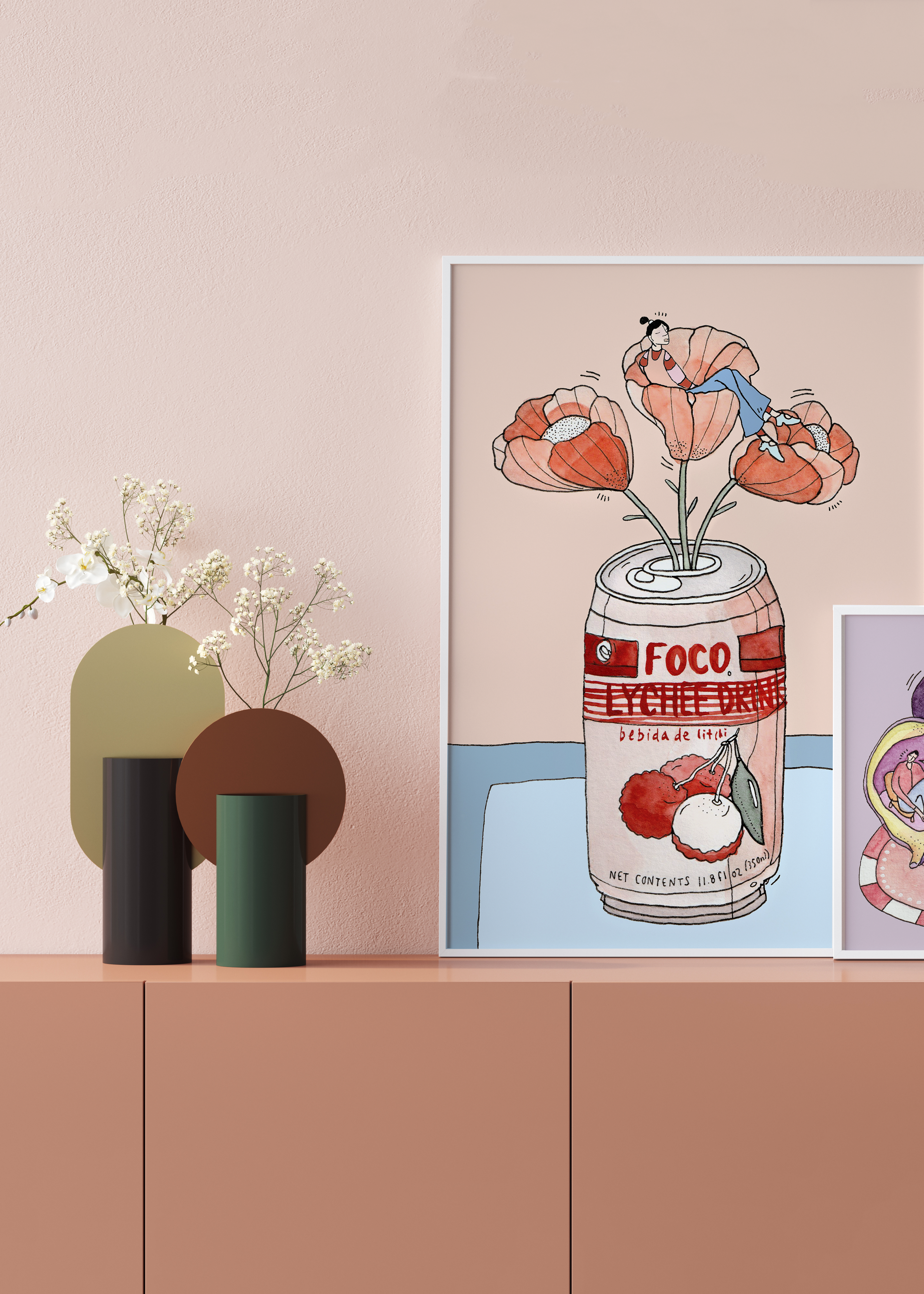 LYCHEE SODA NAP kunstplakat i hvid ramme på rosa skab med grafiske vaser og hvide blomster