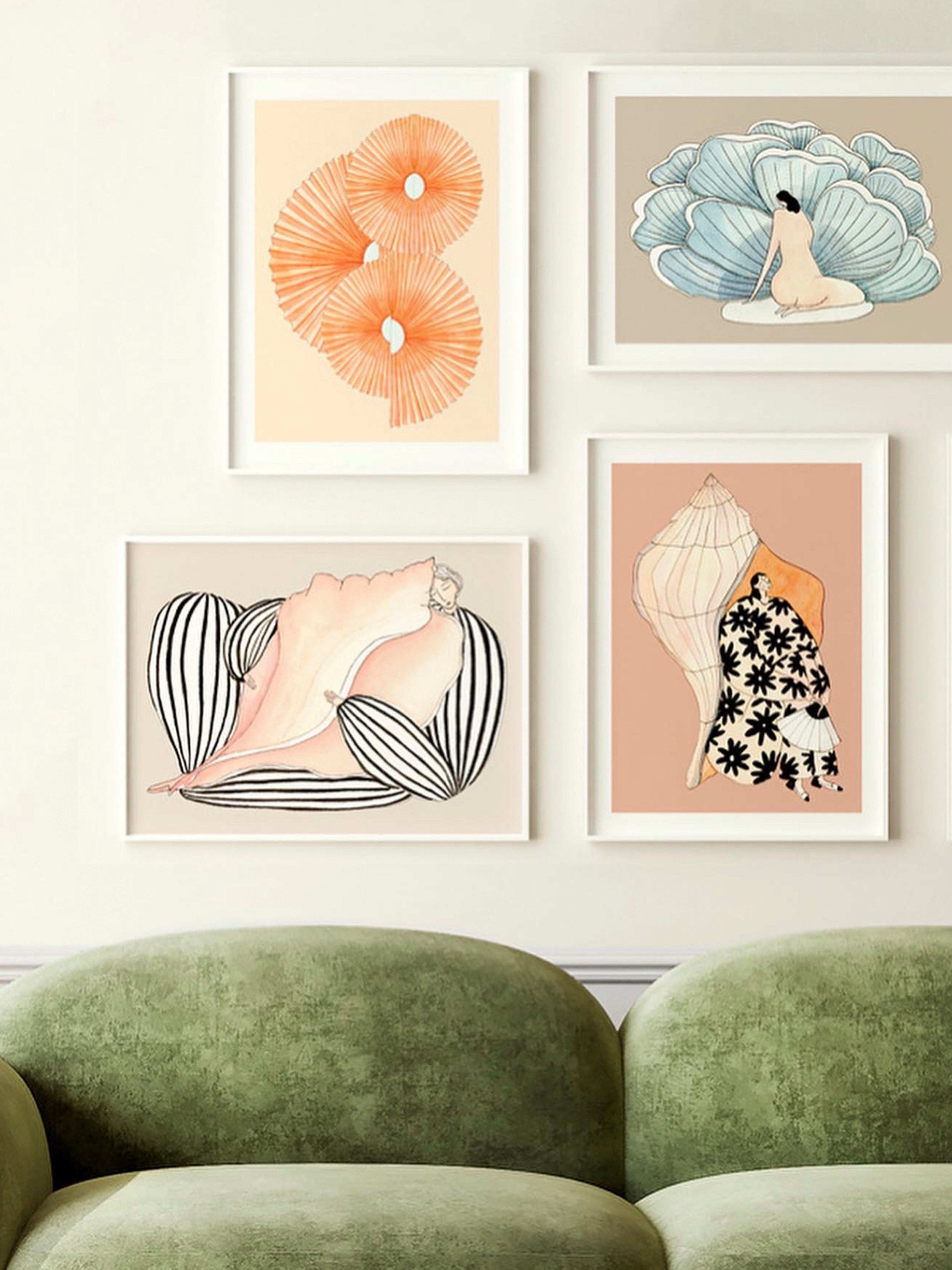 SEASHELL SOUNDS kunstplakat i hvid ramme på gallerivæg over grøn sofa