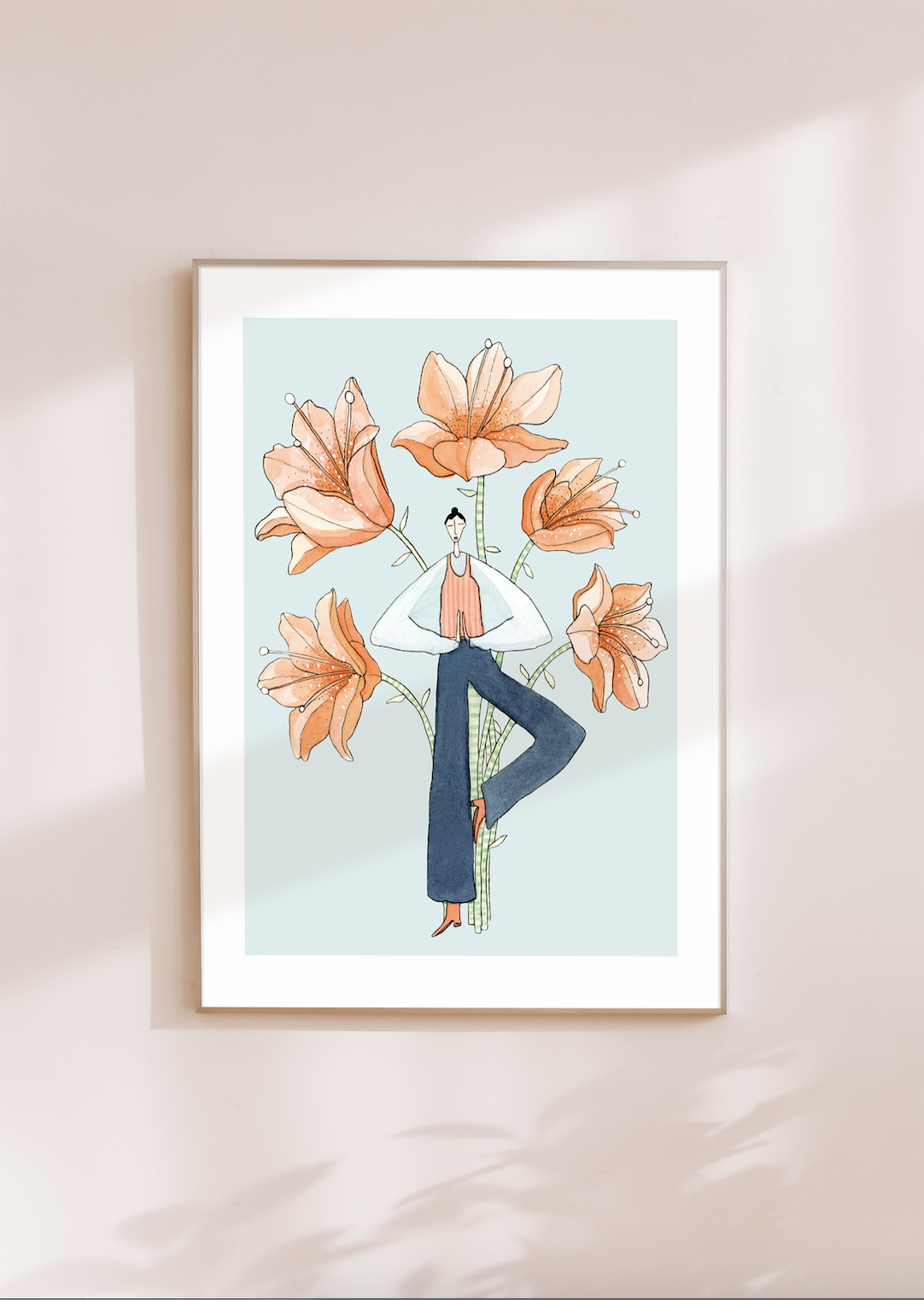 BLOSSOM POSE kunstplakat i lys træramme på rosa væg
