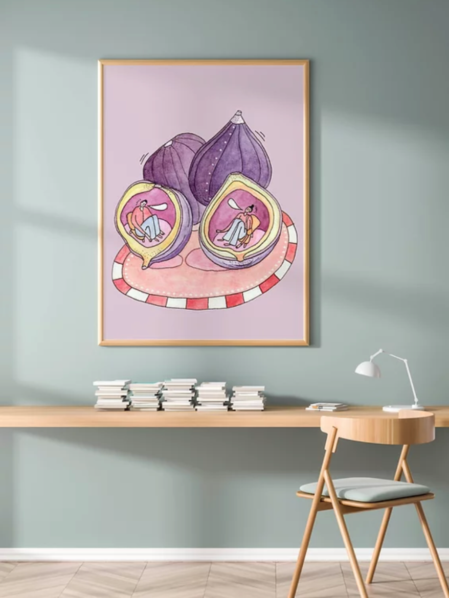FRIENDS IN FIGS kunstplakat i messingfarvet ramme over træskrivebord på blågrå væg