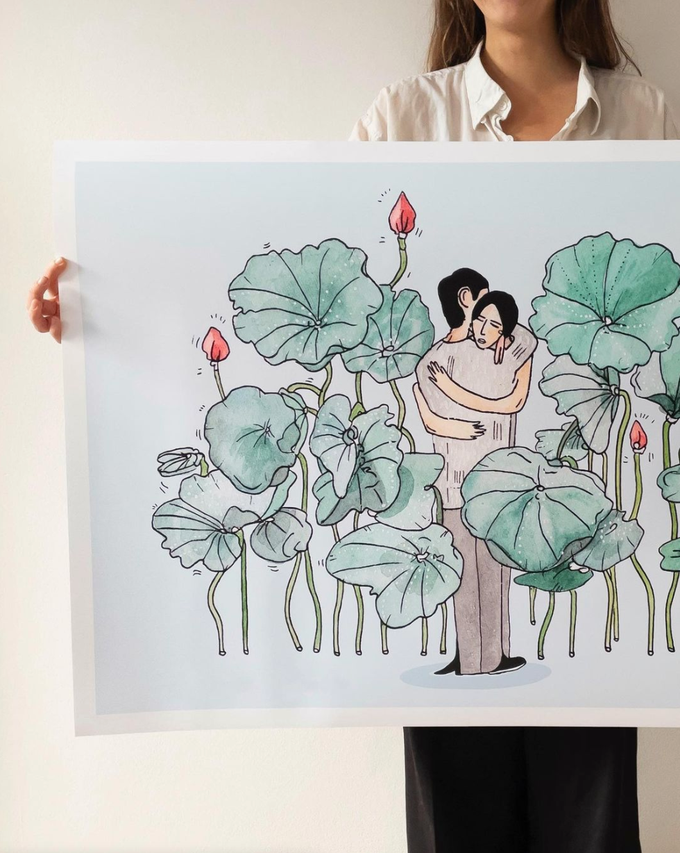 Person holder stor WATER LILIES LOVERS kunstplakat med omfavnende par blandt lotusblade