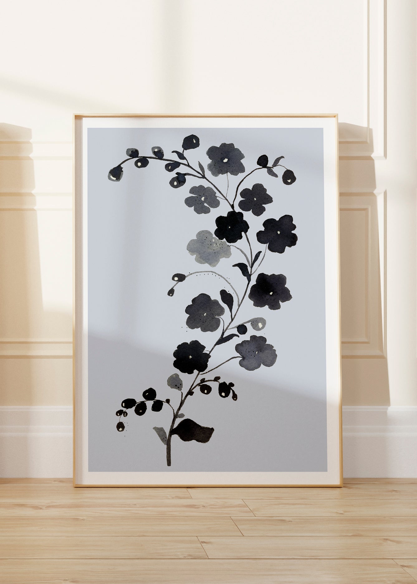 LONESOME FLOWER kunstplakat med sorte og grå blomster i lys træramme