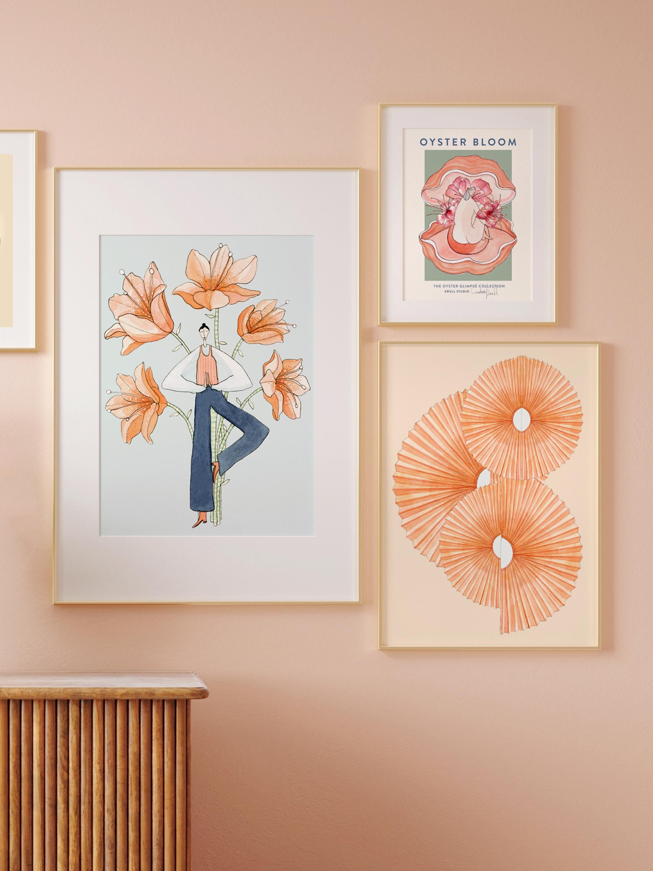 BLOSSOM POSE og OYSTER BLOOM kunstplakater på rosa billedvæg
