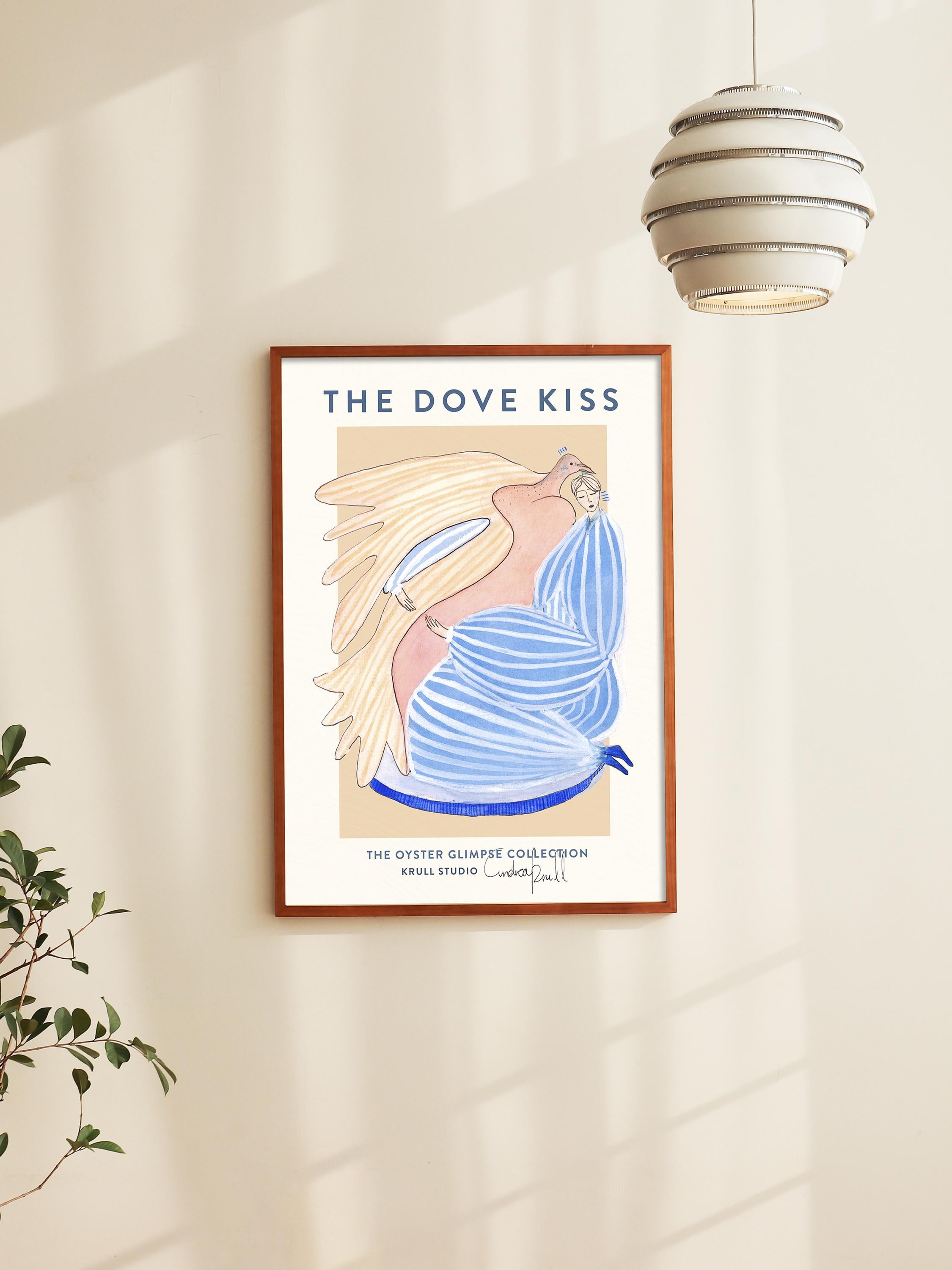 DOVE KISS kunstplakat i rødbrun træramme på lys væg ved pendellampe og grøn plante