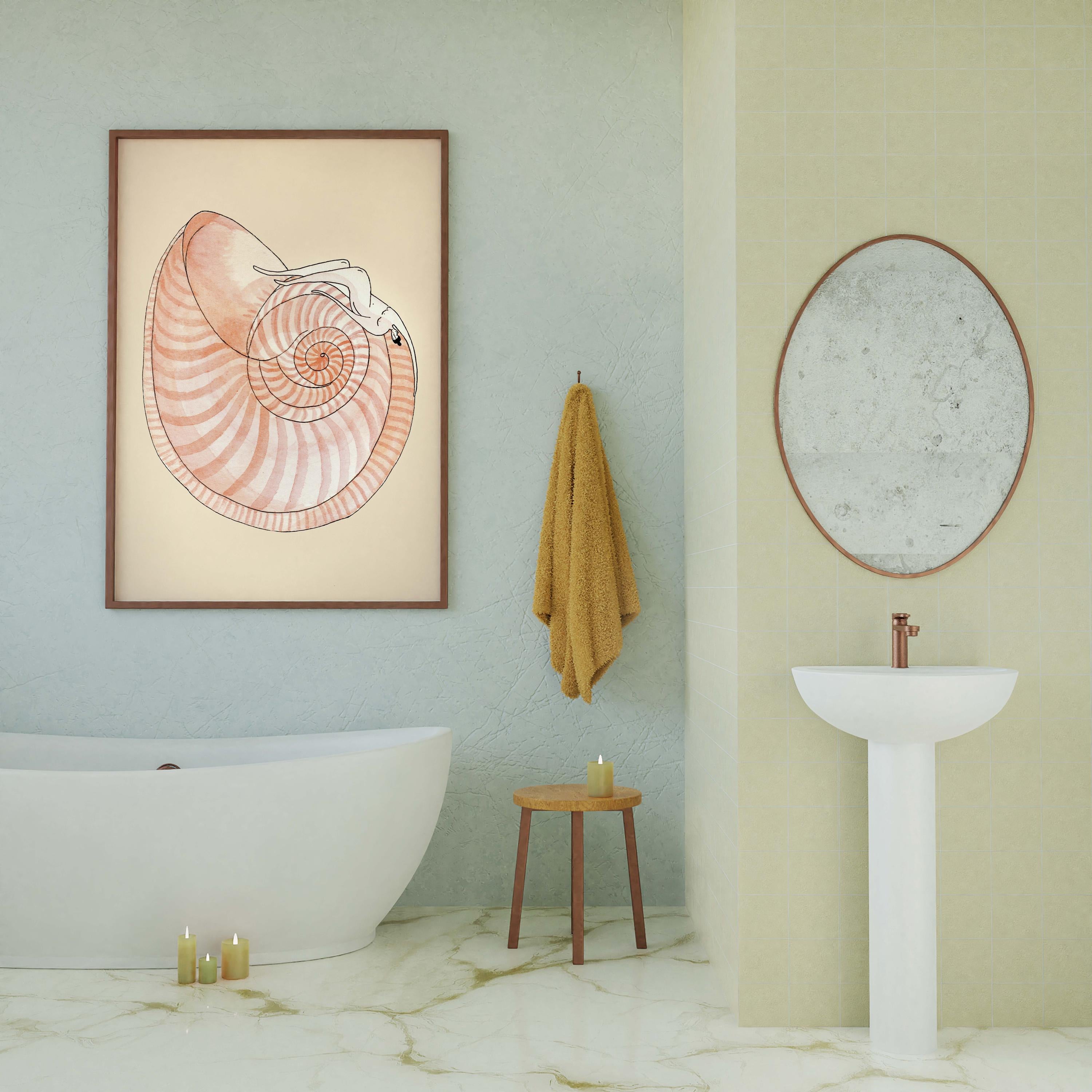 SEASHELL SYMPHONY kunstplakat i mørk træramme over badekar ved håndvask og rundt spejl
