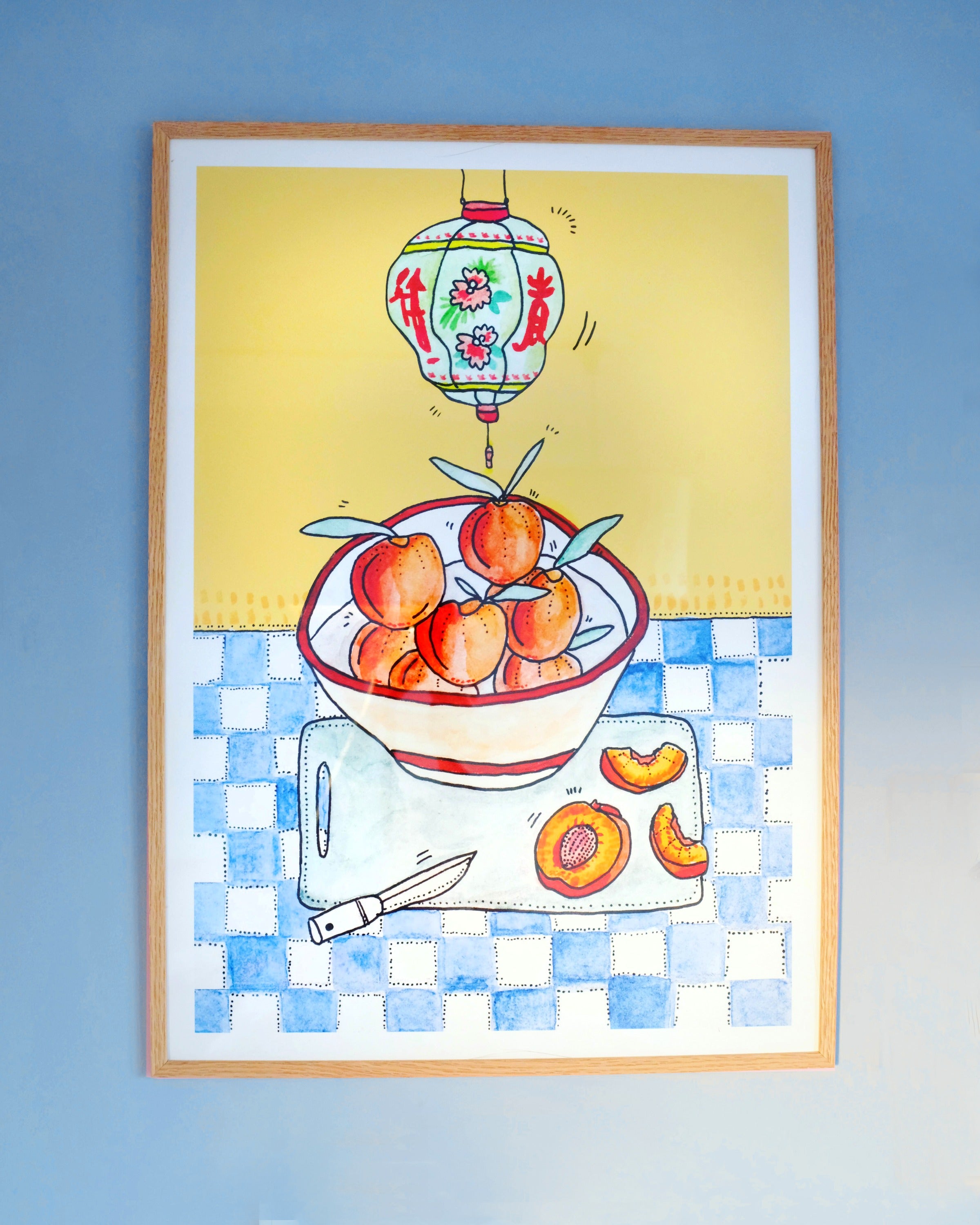 PEACH & BLUE TILES kunstplakat i naturtræsramme på lyseblå væg