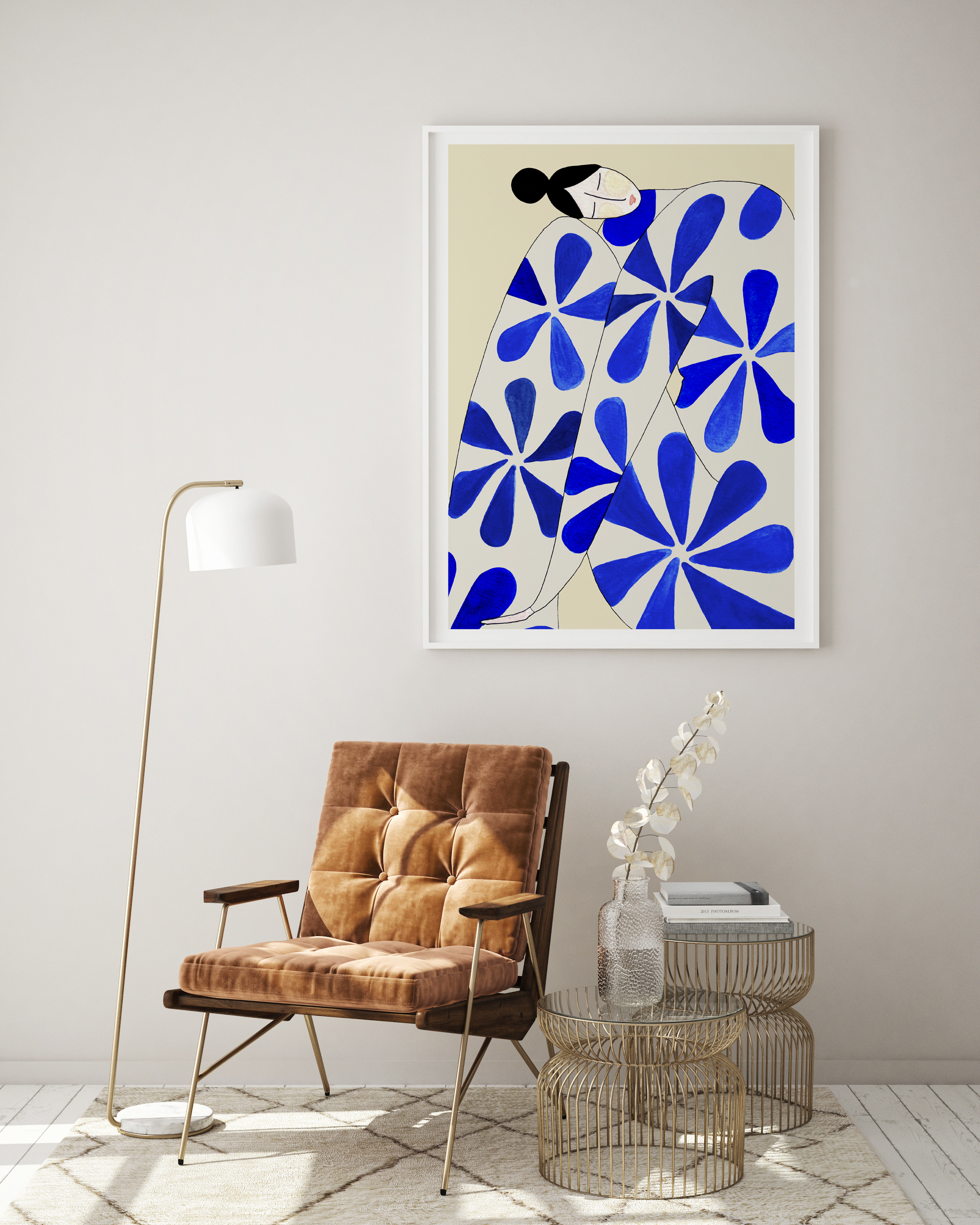 WALLFLOWER kunstplakat i hvid ramme over brun loungestol med gulvlampe og trådborde