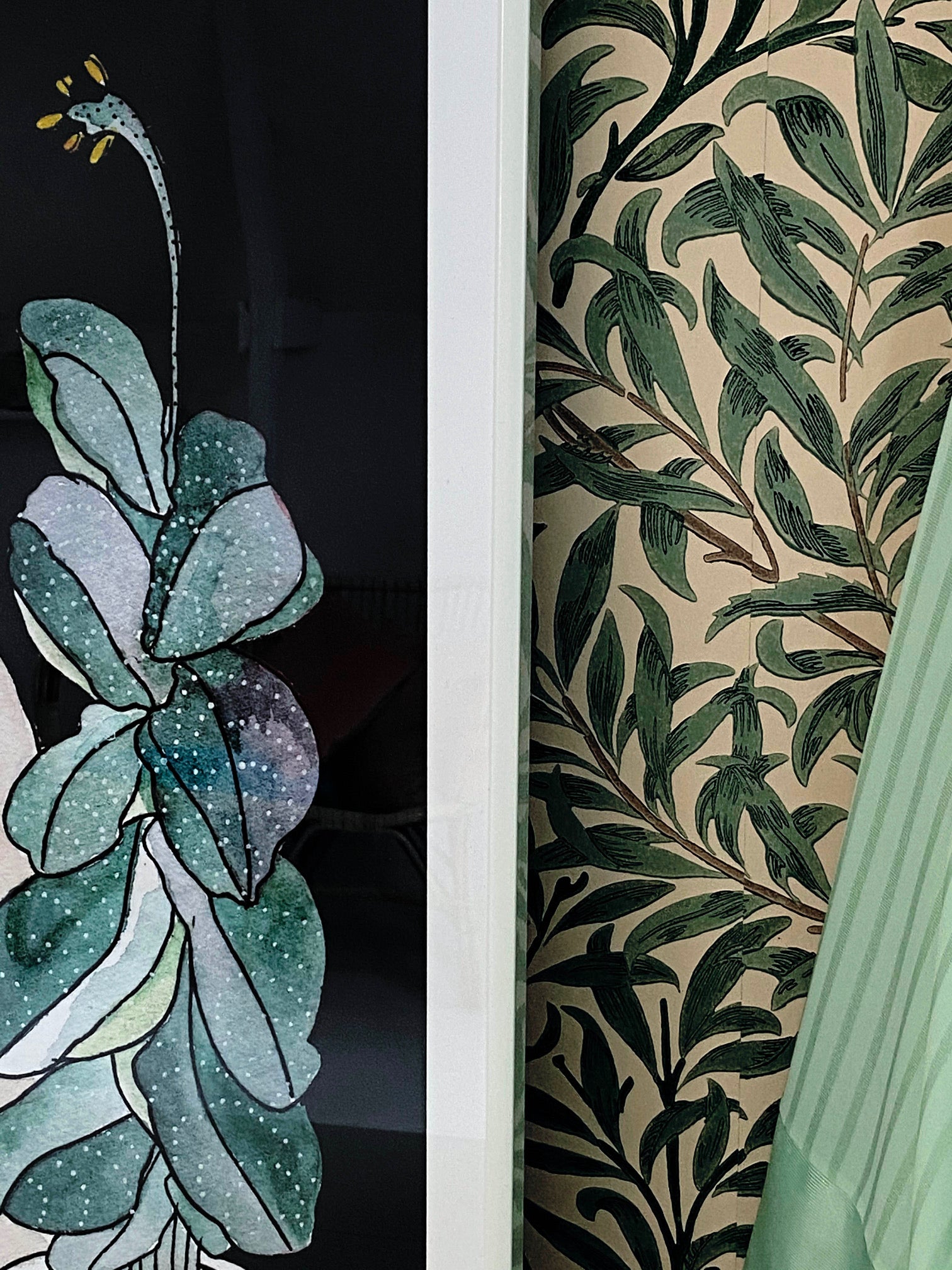 Nærbillede af THE FIDDLE LEAF GUY kunstplakat ved grønt bladtapet og mintgrøn kjole