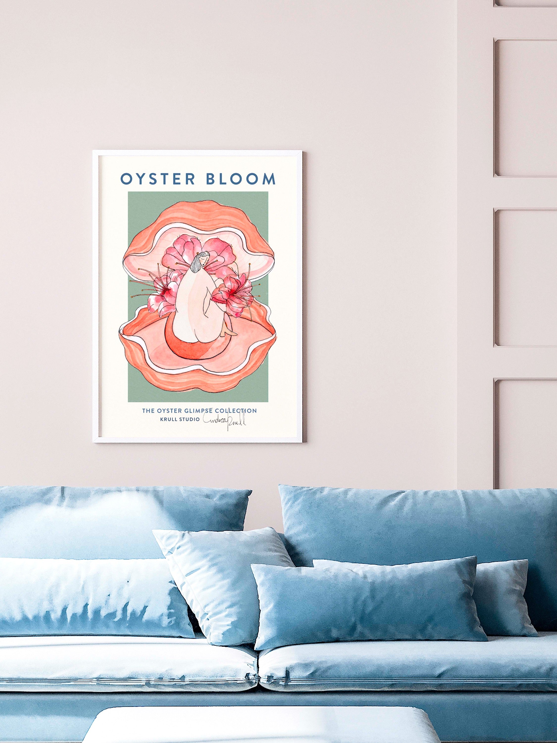 OYSTER BLOOM kunstplakat i hvid ramme over lyseblå sofa
