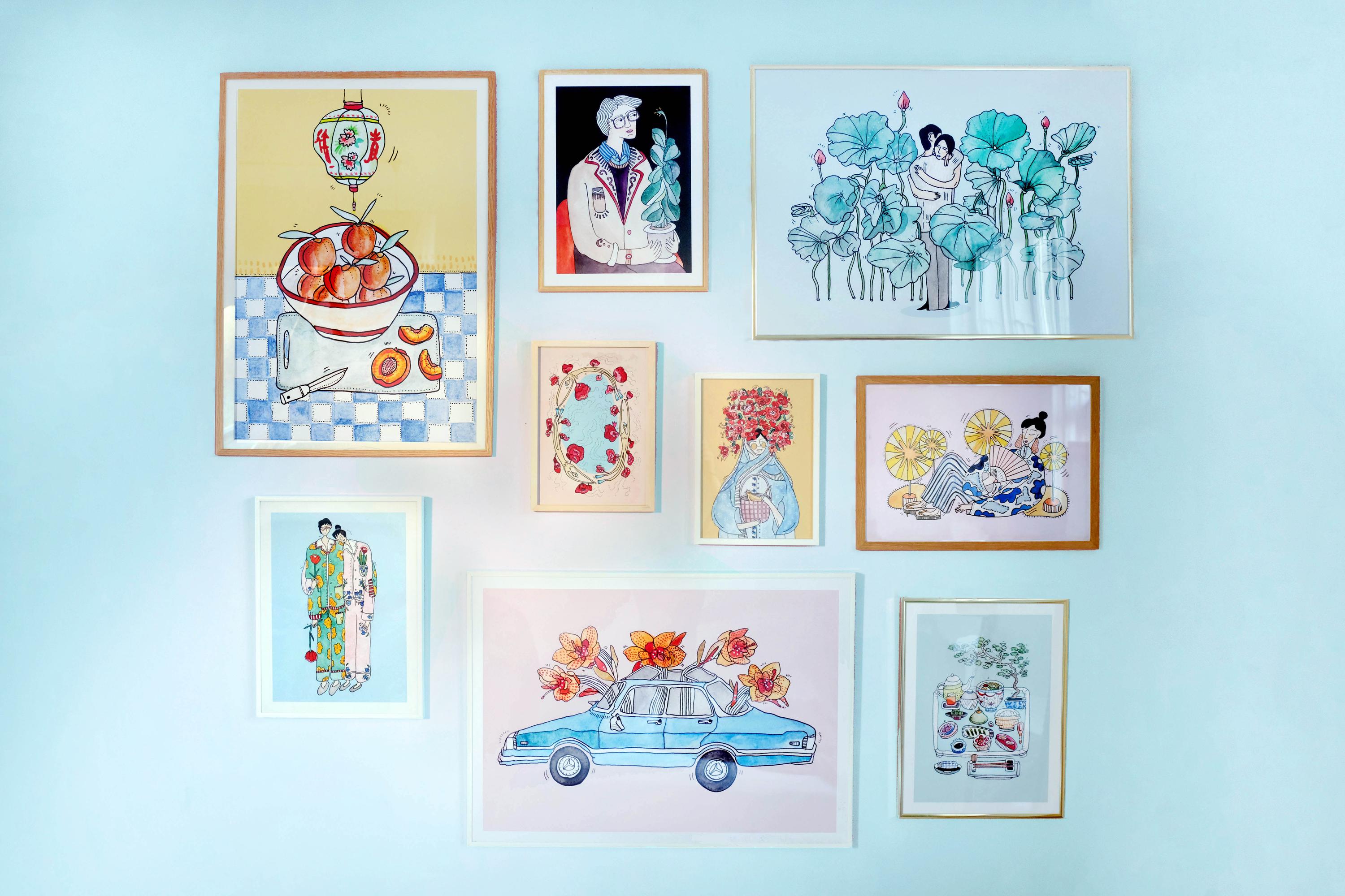 PEACH & BLUE TILES kunstplakat i naturtræsramme øverst på lyseblå gallerivæg