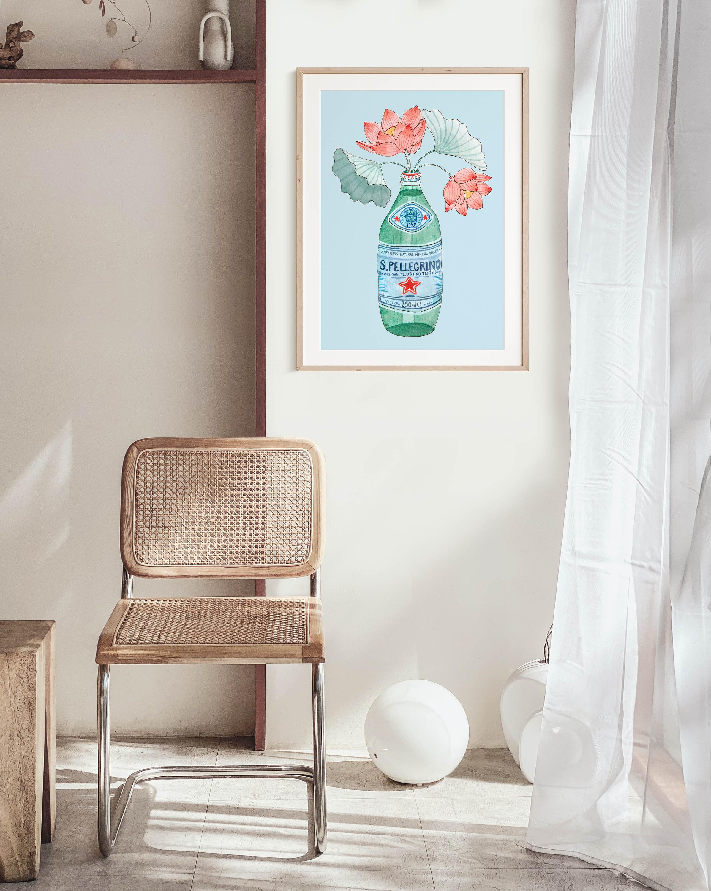 LILLIES DE PELLEGRINO kunstplakat i naturtræsramme over stol med fletsæde