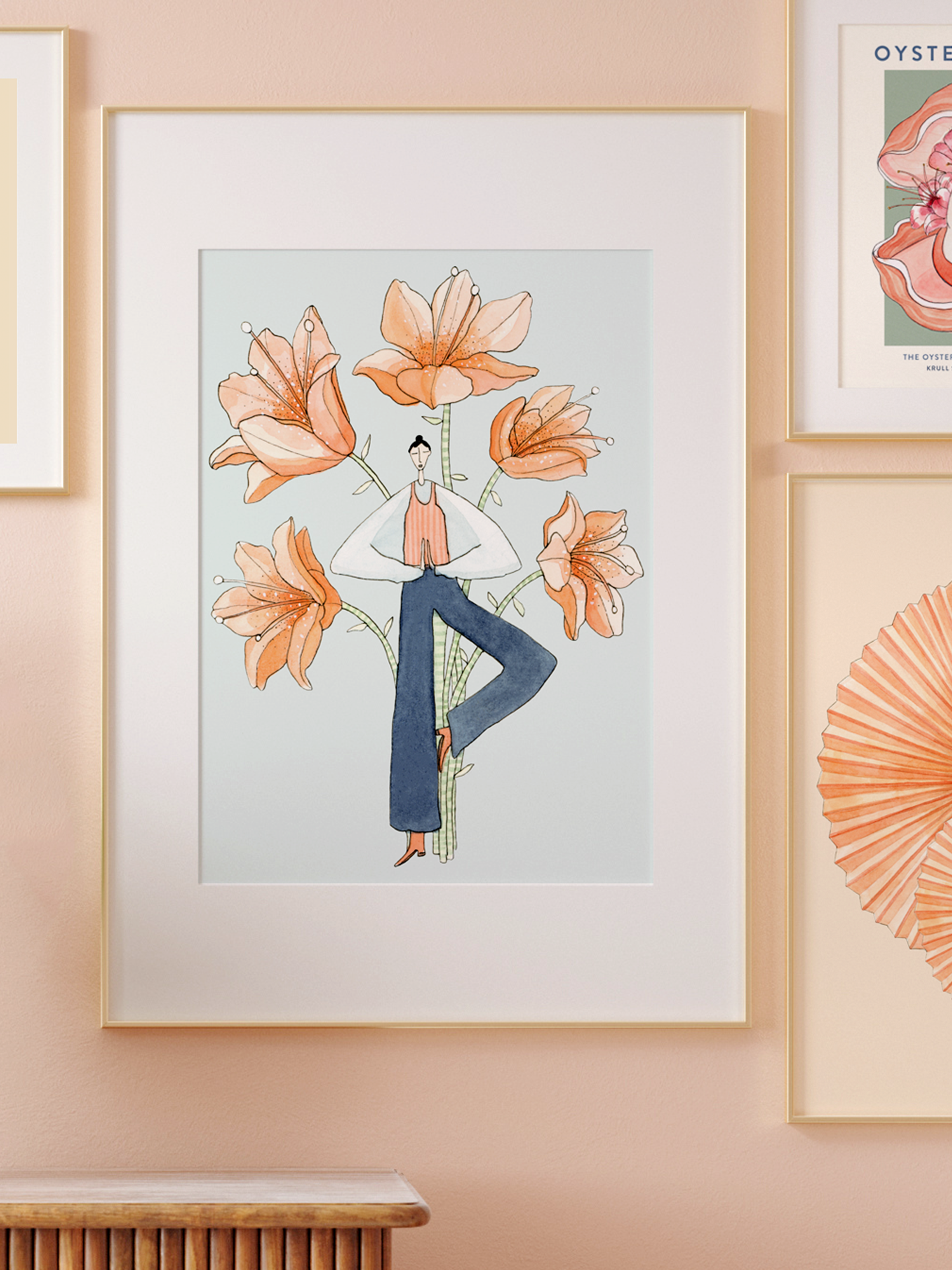 BLOSSOM POSE kunstplakat centralt på billedvæg i rosa nuancer