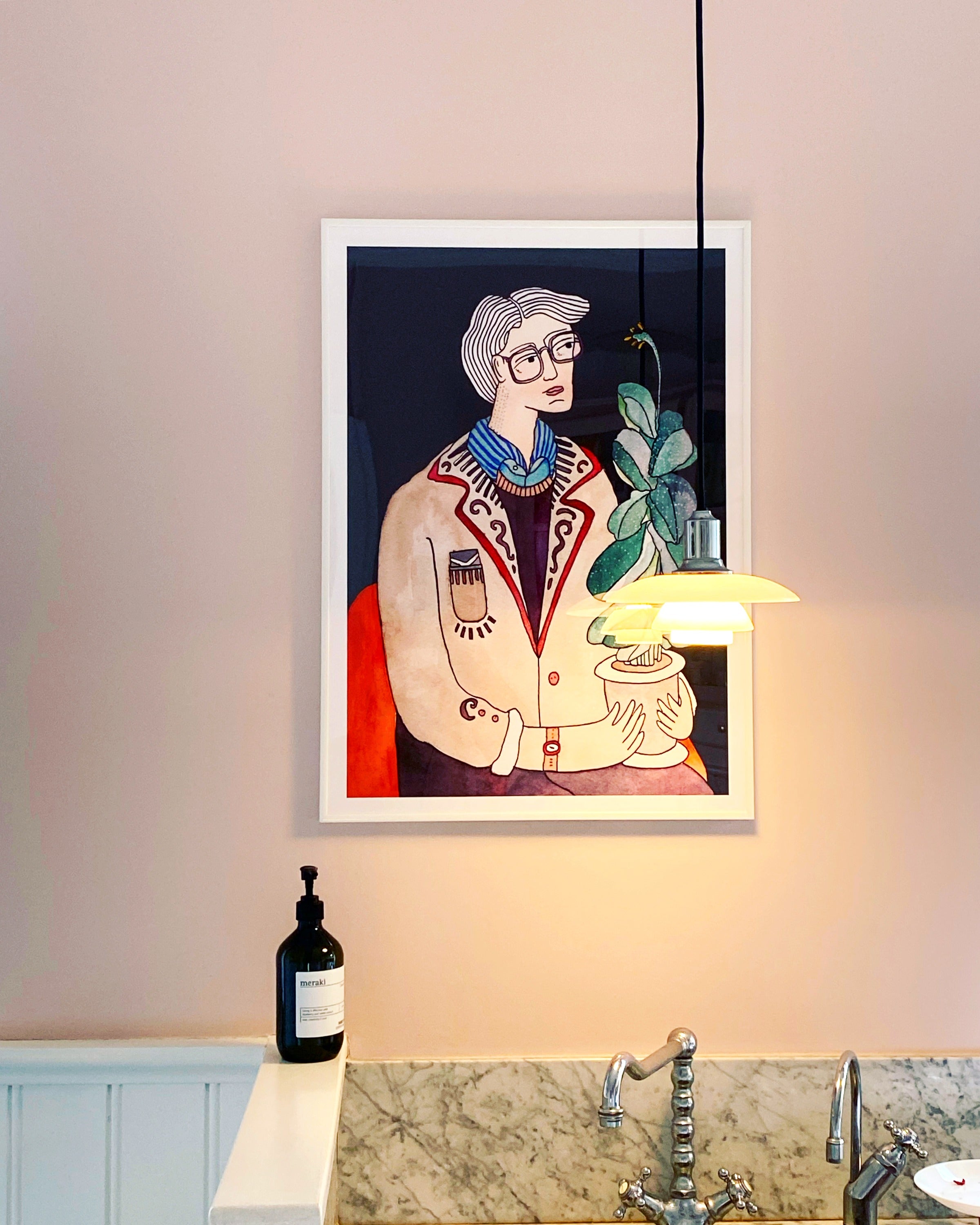 THE FIDDLE LEAF GUY kunstplakat i hvid ramme over marmorvask med pendellampe