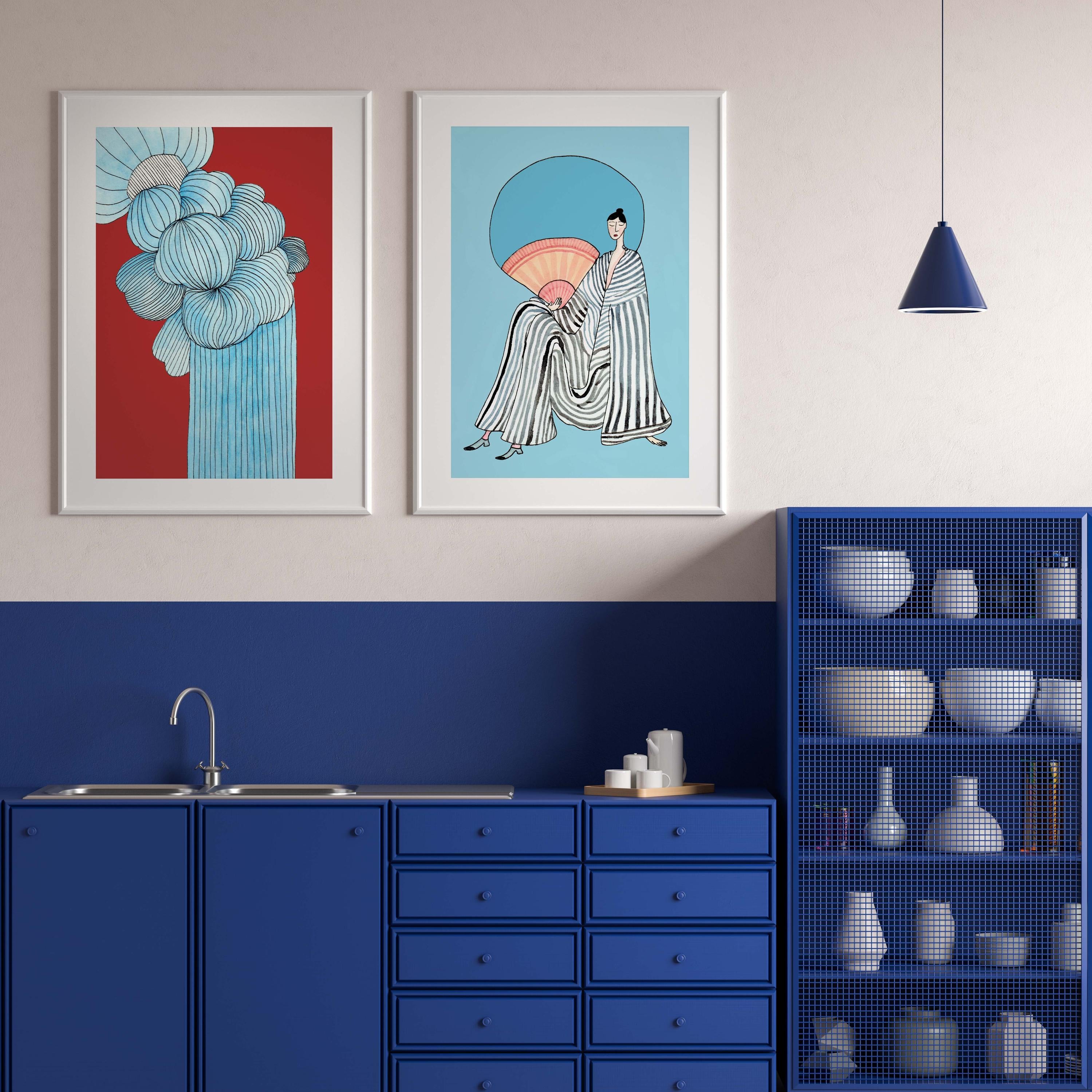 FULLMOON FAN og WATERFALLS kunstplakater i hvide rammer over mørkeblåt køkken