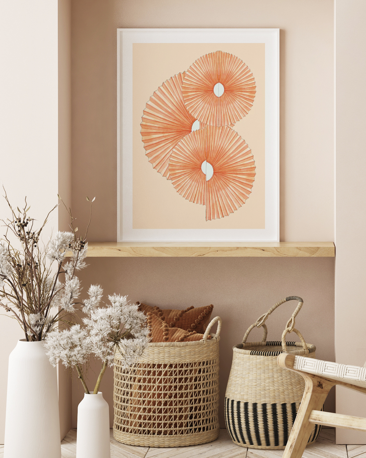 Andrea Krull Paper Fans plakat stylet på en træhylde med tørrede blomster og flettede kurve.