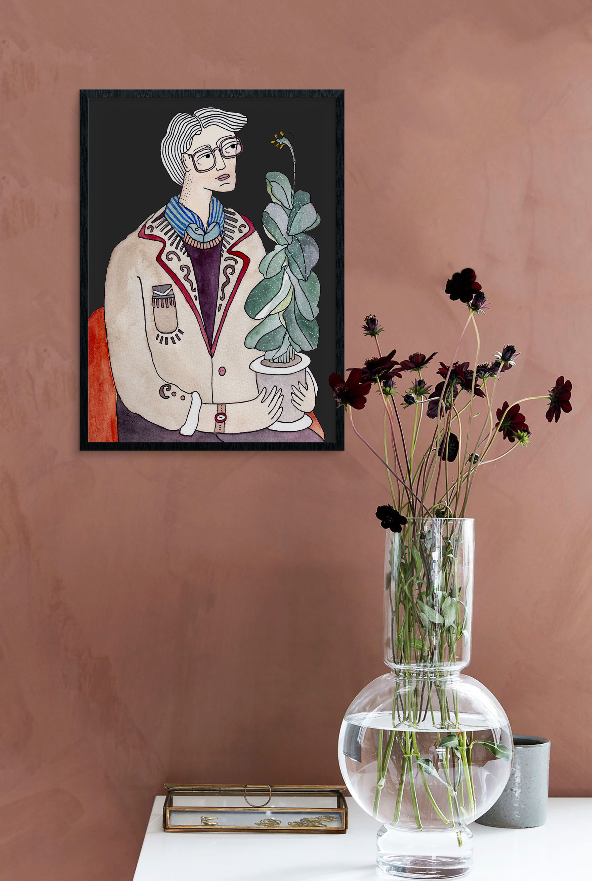 THE FIDDLE LEAF GUY kunstplakat i sort ramme på rustrød væg over glasvaser med mørke blomster