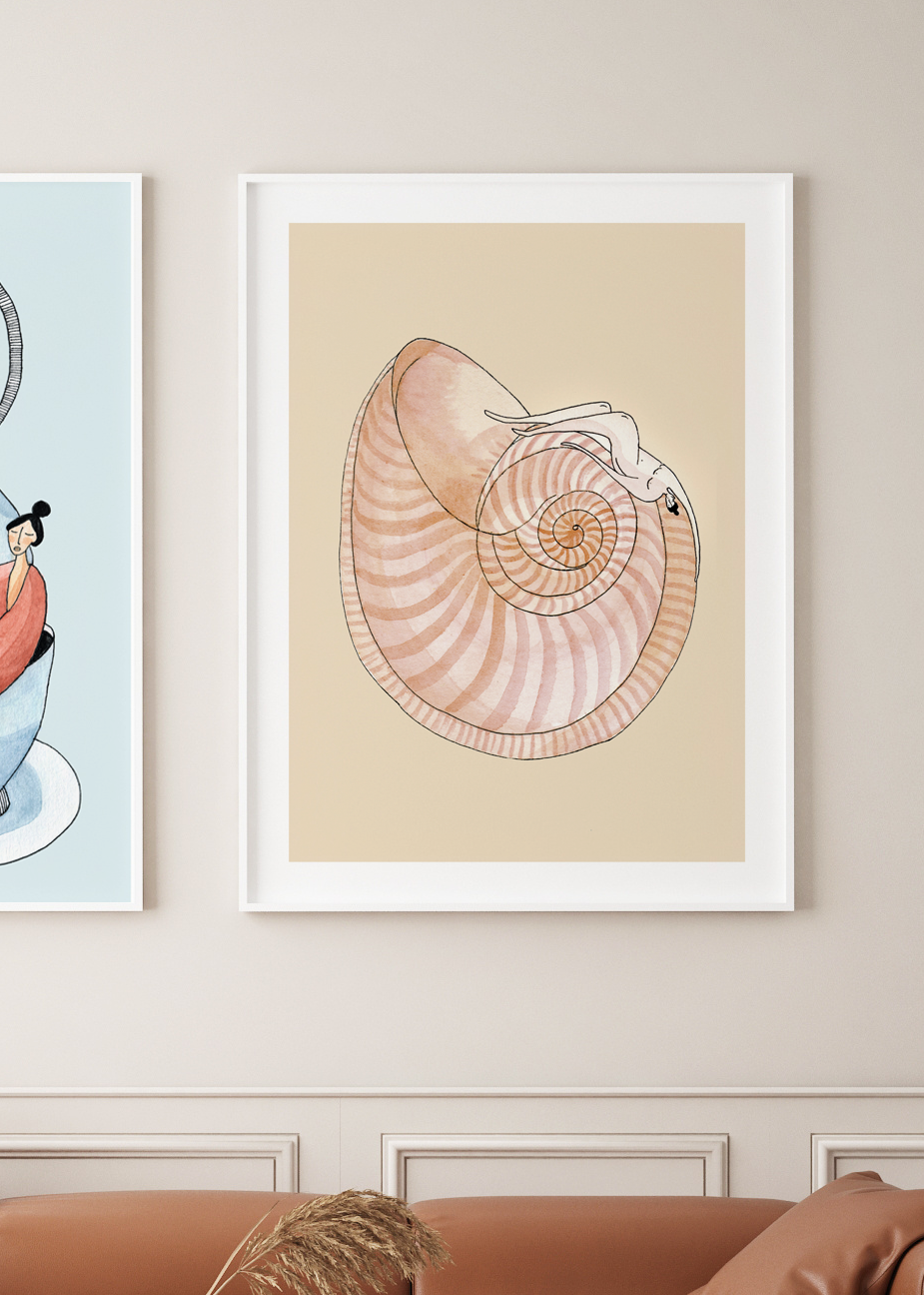 SEASHELL SYMPHONY kunstplakat i hvid ramme over brun sofa på lys panelvæg