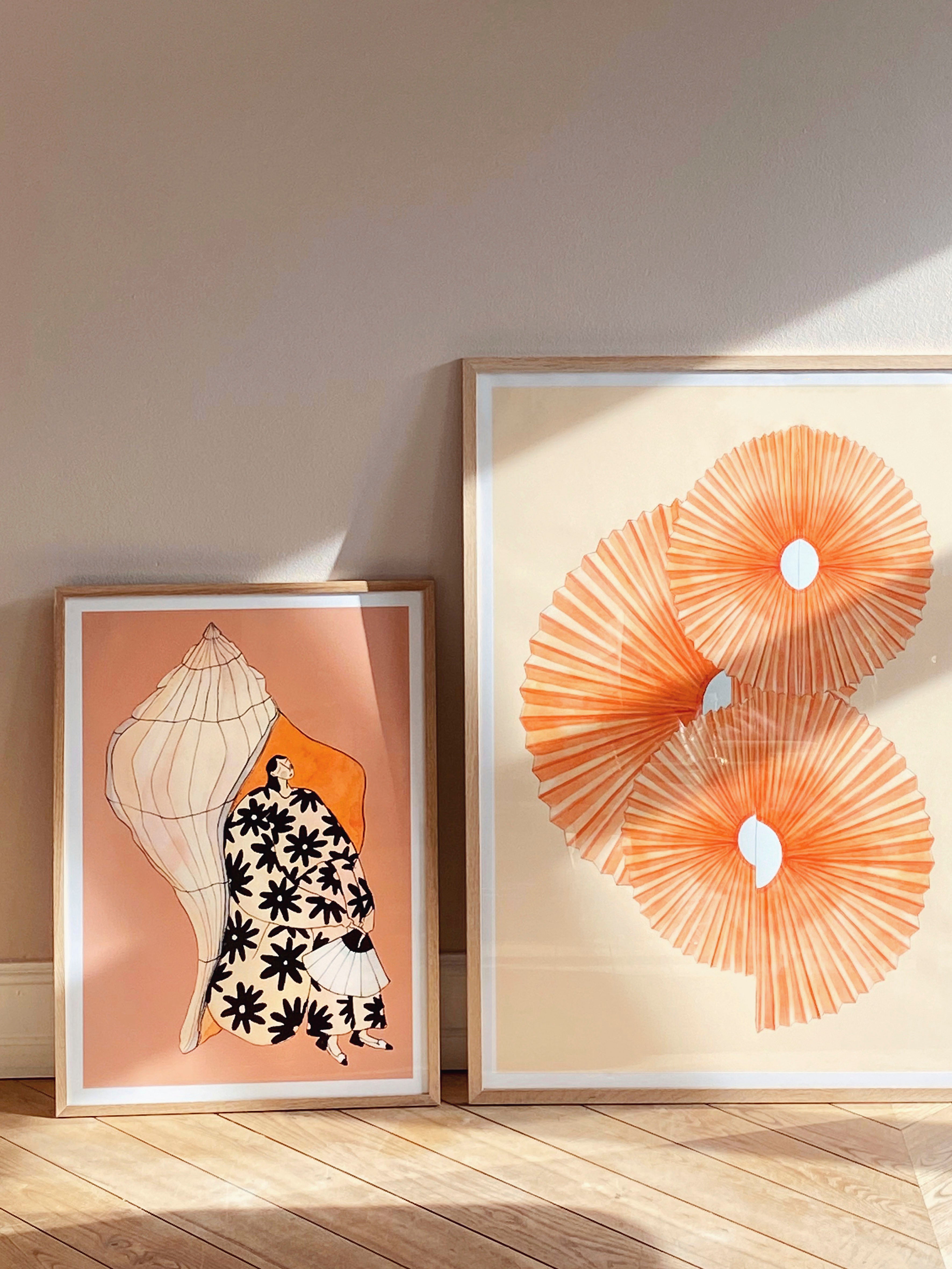 SEASHELL SOUNDS og TANGERINES kunstplakater i naturtræsrammer på lyst trægulv