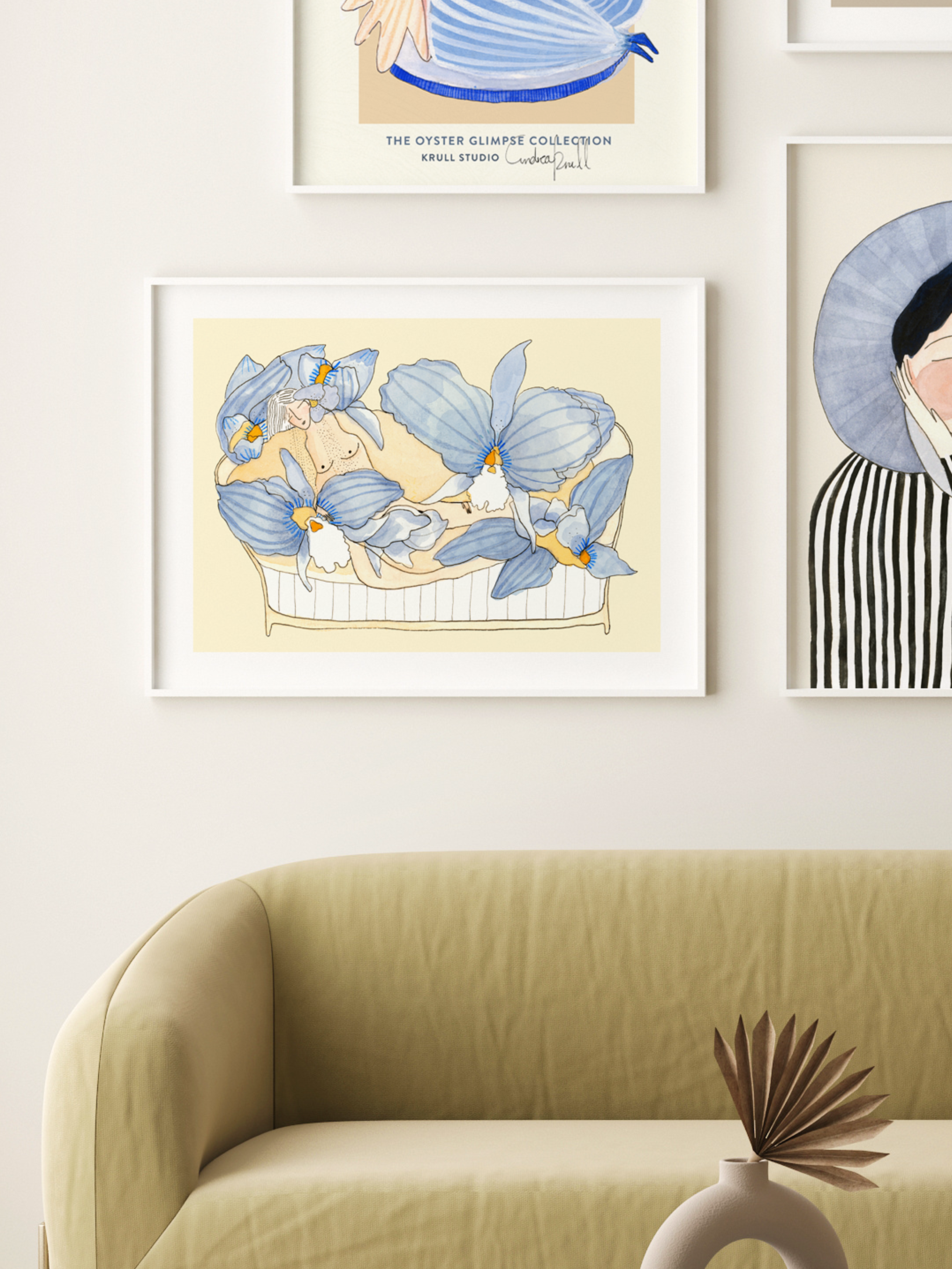 ORCHID CHAISELONG kunstplakat i hvid ramme på gallerivæg over lysegrøn sofa