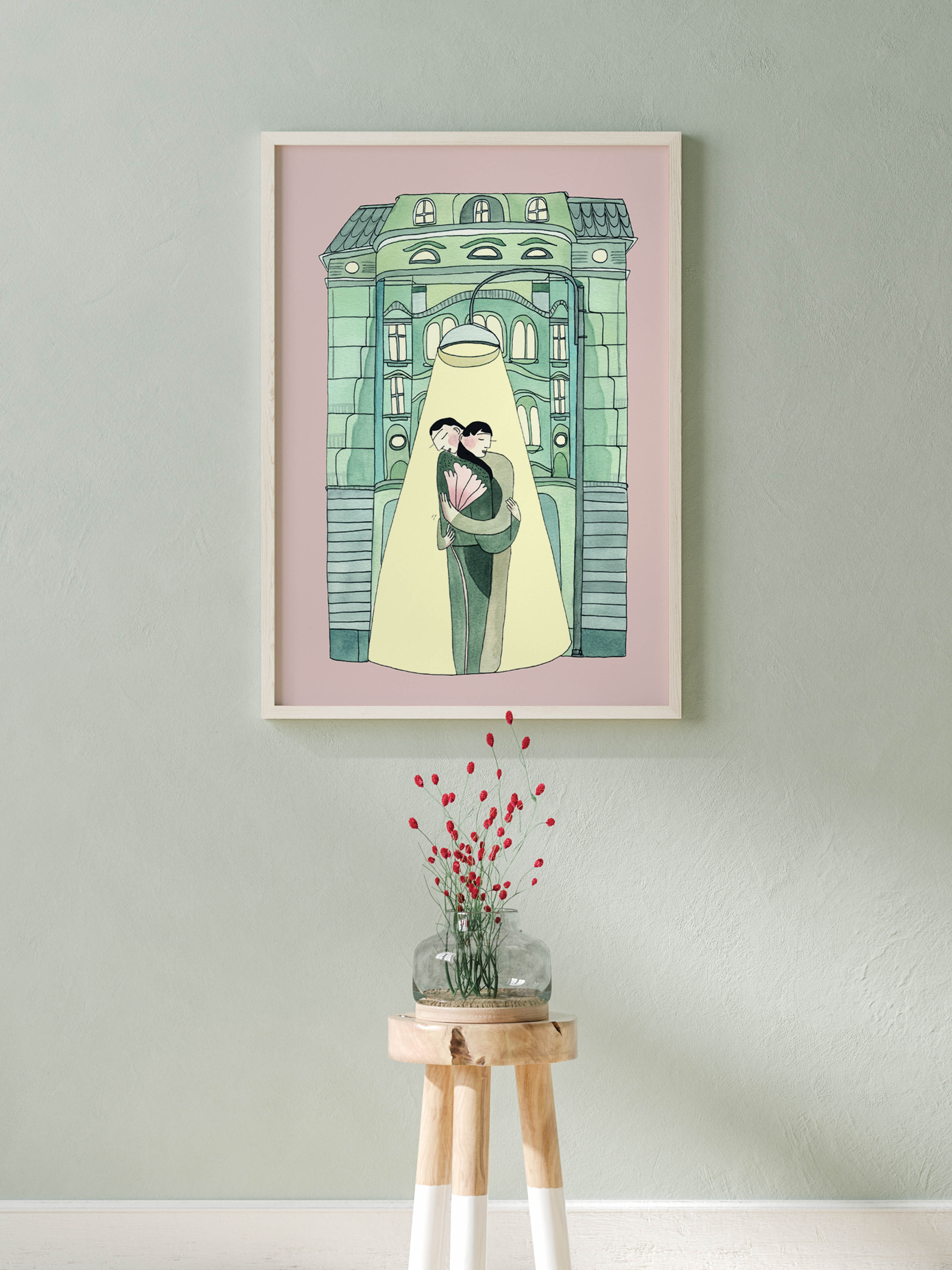 PERFUME BOYS kunstplakat i lys rosa ramme på salviegrøn væg over skammel med røde blomster