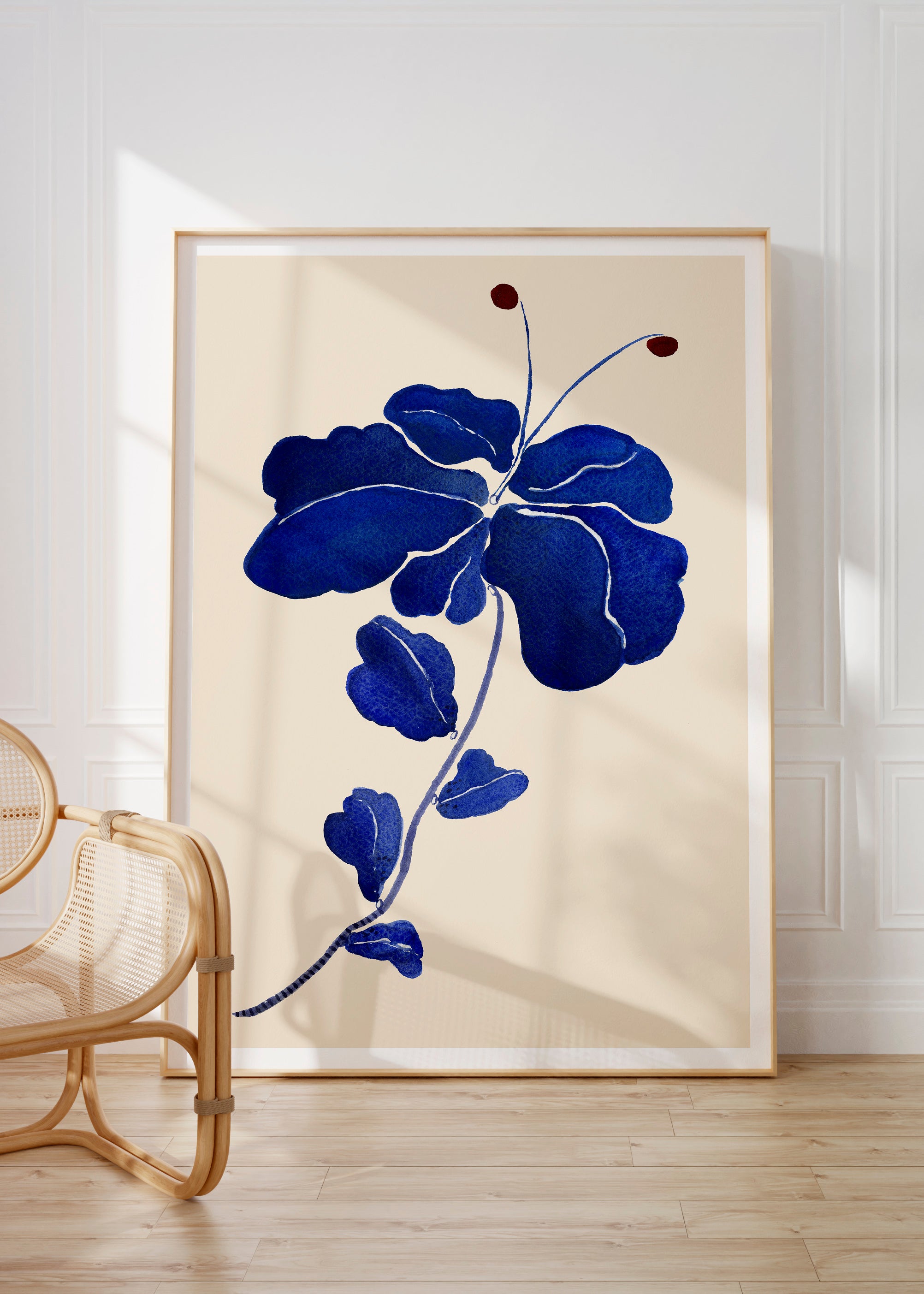 FLEUR DE BLEU kunstplakat med mørkeblå blomst i lys træramme ved en fletstol
