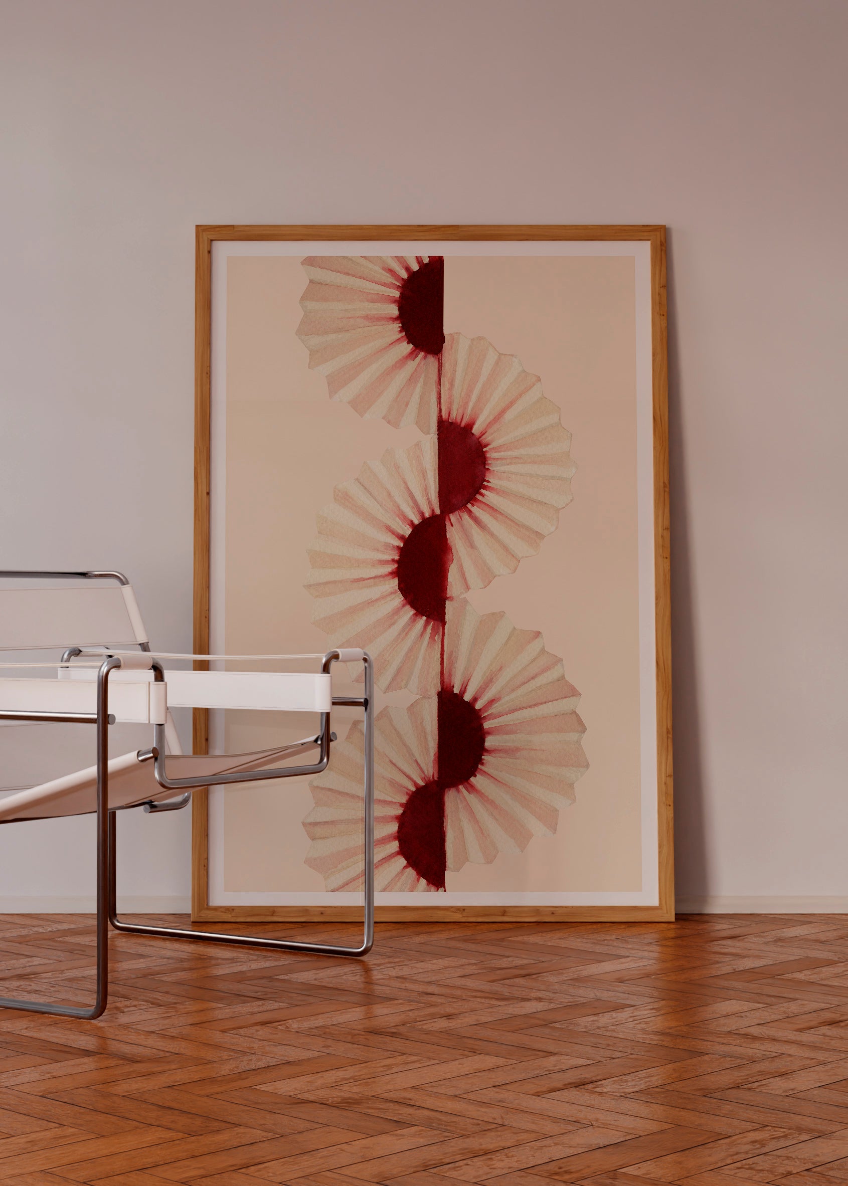 SHI FAN kunstplakat med rosa vifter i lys træramme ved en transparent stol